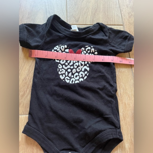 Minnie Mouse black white and red onesie 3-6 months - Picture 8 of 9